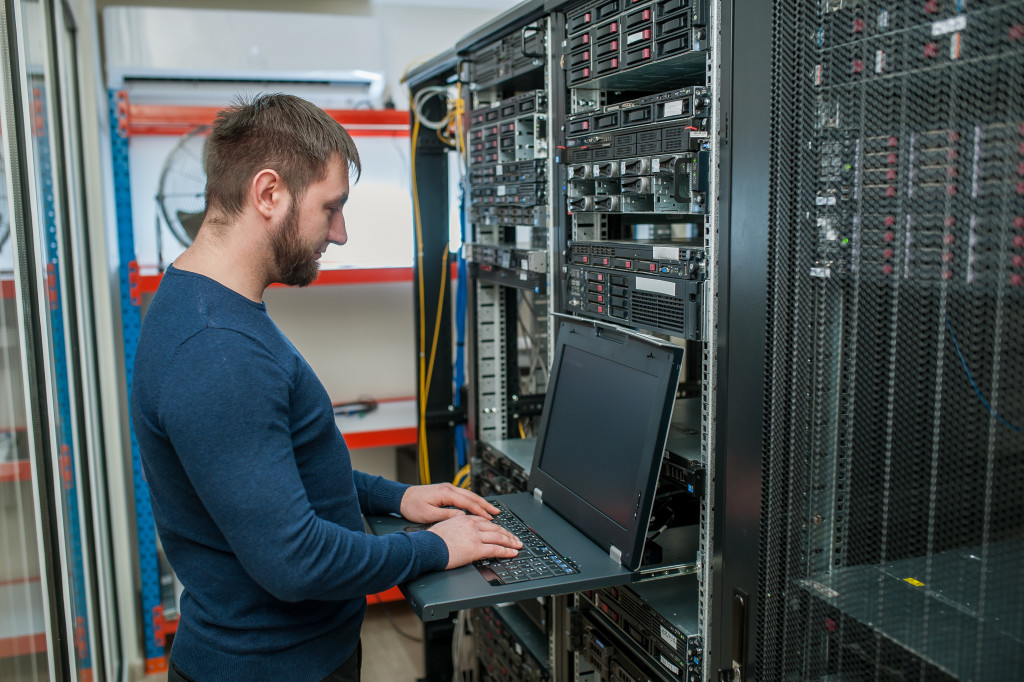 IT fixing servers